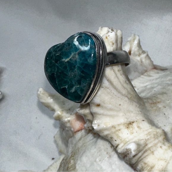 Artisan crafted Apatit gemstone heart vintage ring - Picture 2 of 11